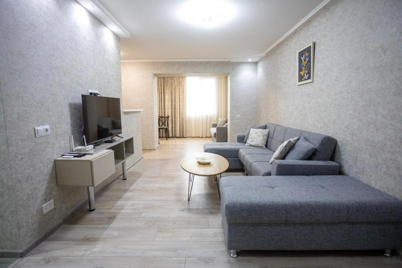 Ninia'S Apartment Кутаиси Екстериор снимка